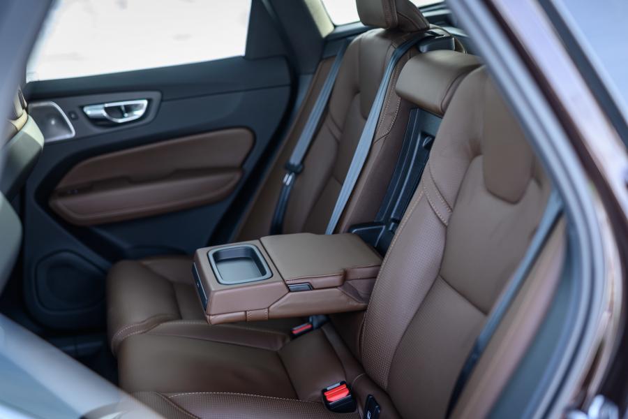Интерьер Volvo XC60 T8 Inscription 2017 года  (JP) (фото 6 из 17)